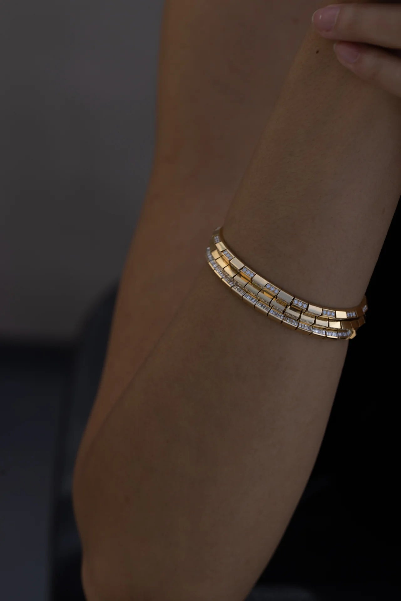 KNIFE EDGE BAR TENNIS LINK BRACELET WITH ALTERNATING PAVÉ