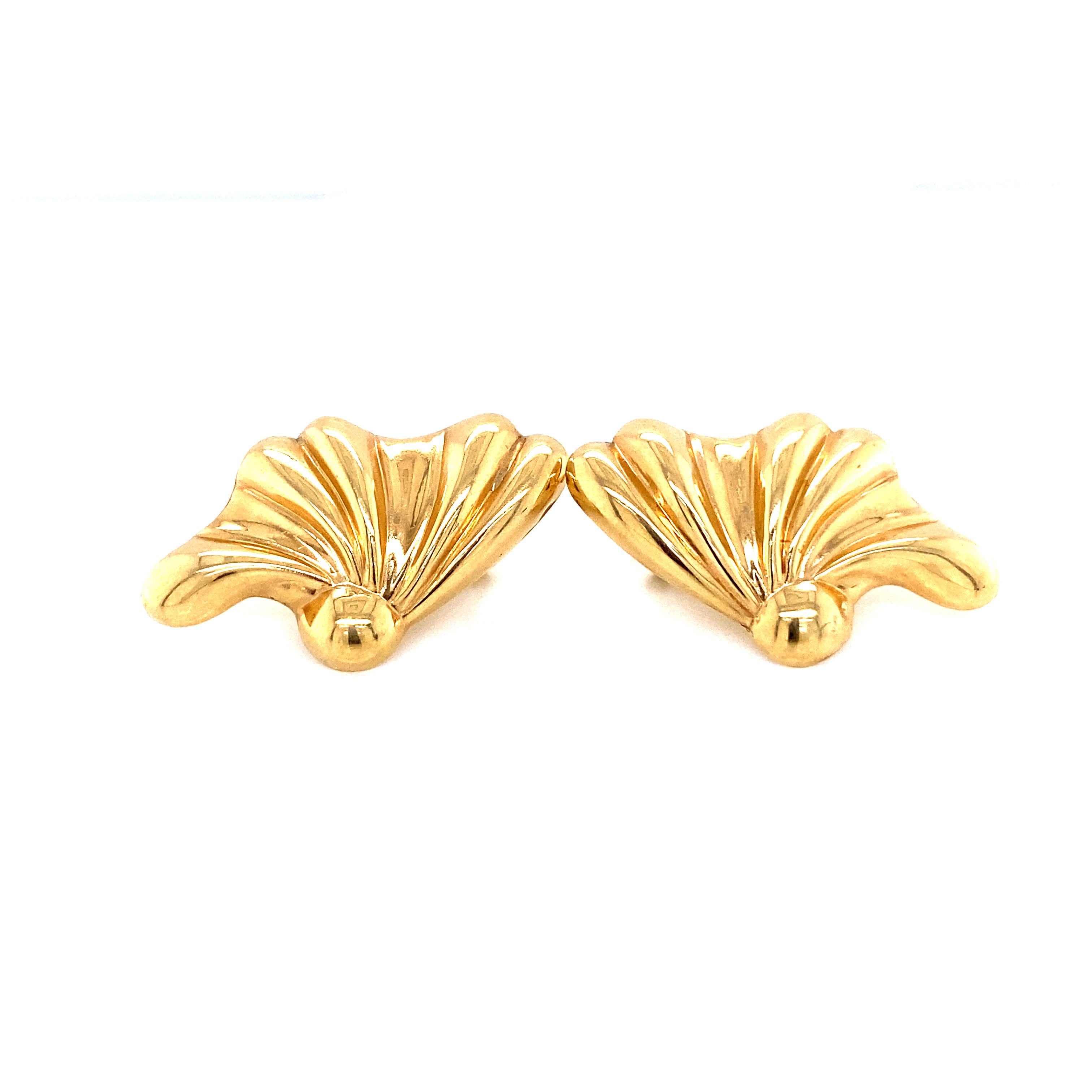 Yellow gold flower earring